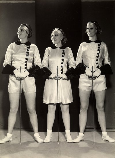 Ritratto di tre ginnaste in abiti da scherma da Rudolf Duhrkoop