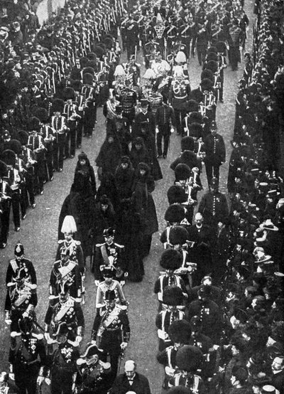 I reali in lutto seguono il corteo funebre da Osborne House al Trinity Pier, 1901 da Russell and Sons