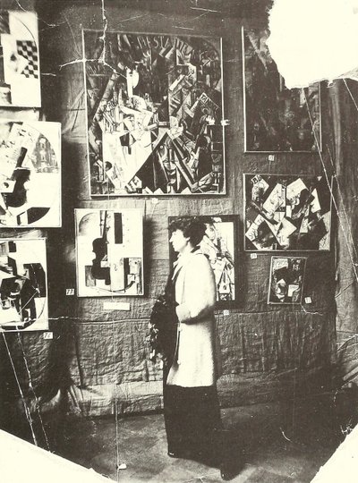Alexandra Ekster davanti ai dipinti di Udaltsova alla mostra The Store, Mosca da Russian Photographer