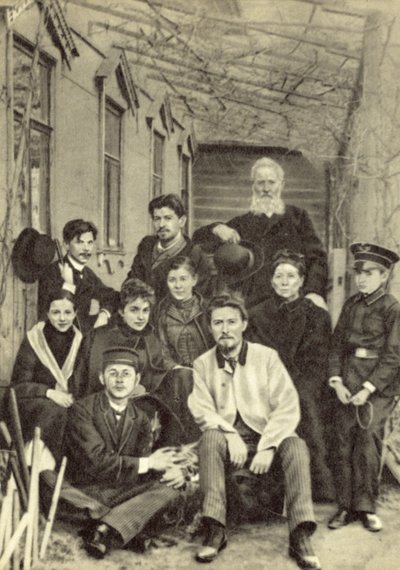 Anton Cechov con parenti e amici nel cortile della sua casa in via Sadovaya-Kudrinskaya, Mosca, primavera 1890 da Russian Photographer
