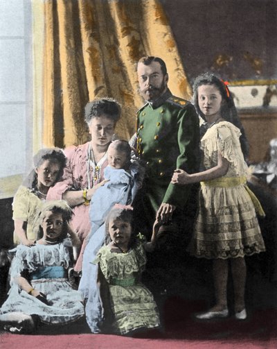 Ritratto di famiglia dello Zar Nicola II (1868-1918) di Russia - Fotografia intorno al 1904-1905 da Russian Photographer