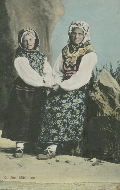 Ragazze in costume tradizionale lettone da Russian Photographer