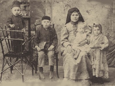 Famiglia tartara di Kazan, c.1900 (foto in b/n) da Russian Photographer