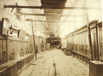 Mercato delle icone nel Goum, centro commerciale sulla Piazza Rossa di Mosca (1886) da Russian Photographer