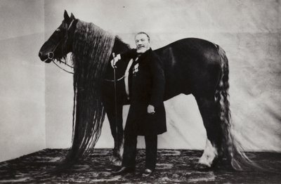 Artista circense russo Akim Nikitin con un cavallo da Russian Photographer