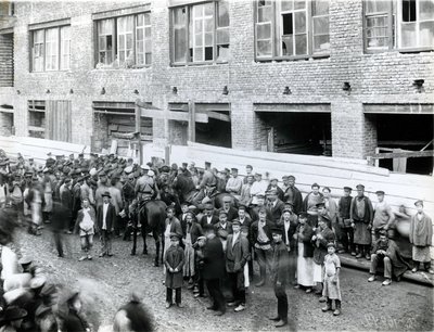 Operai delle fabbriche di San Pietroburgo in sciopero contro il massacro di Lena, 1912 da Russian Photographer
