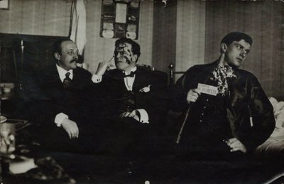 Vladimir Mayakovsky (a destra) con David Burlyuk (al centro) e Andrei Shemshurin, 1914, Mosca da Russian Photographer