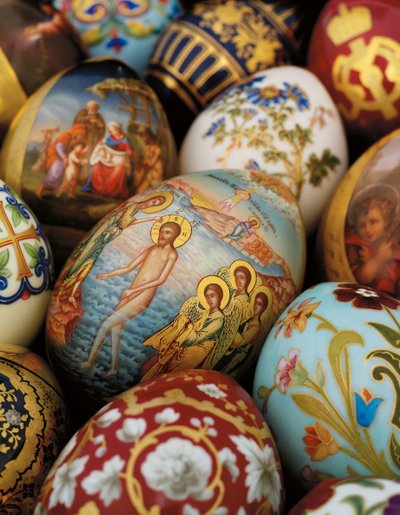 Una collezione di uova di Pasqua in porcellana dipinta dalla Fabbrica Imperiale di Porcellana, c. 1850-1870 da Russian School