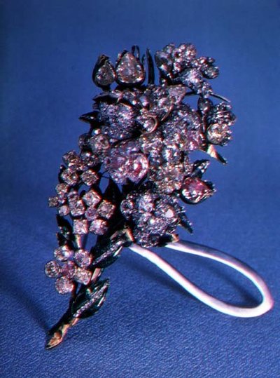 Spilla a forma di mazzo di fiori con diamanti taglio brillante e decorazione smaltata, c.1750 da Russian School
