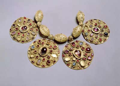 Medaglioni dal Collare di Barmy, con decorazione a filigrana e granulazione, Rayazan, XII secolo (oro con gioielli e perle) da Russian School