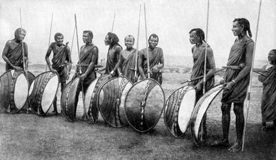 Un gruppo di guerrieri Masai in pieno assetto da battaglia da S. J. Hopper