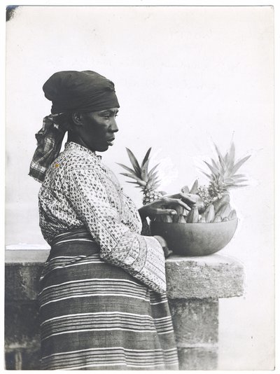 Signora Harding, che cammina 30 miglia al giorno, c.1920 da S. W. and Co. Partridge