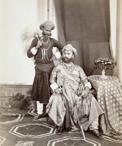 Sua Altezza il Maharaja Tukoji Rao (1844-86) II di Indore e attendente, 1877 da S. and Shepherd, C. Bourne