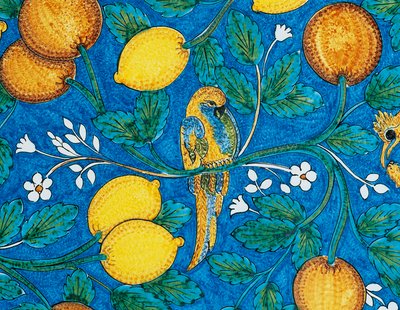 Agrumi, fiori e uccelli su sfondo blu, dettaglio decorativo da tavolo, maiolica in pietra lavica, manifattura Salvatore Gurreri, Caltagirone, Sicilia, Italia, XX secolo da Salvatore Gurreri manufacture