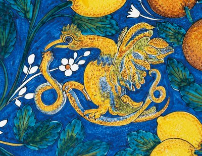 Agrumi, fiori e uccelli su sfondo blu, dettaglio decorativo da tavolo, maiolica smaltata in pietra lavica, manifattura Salvatore Gurreri, Caltagirone, Sicilia, Italia, XX secolo da Salvatore Gurreri manufacture