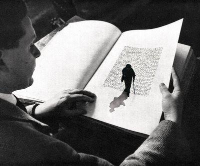 Un uomo legge "Lone Journey" da Sammy Slabbinck
