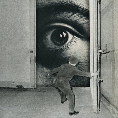 Uno sguardo surreale oltre la porta da Sammy Slabbinck