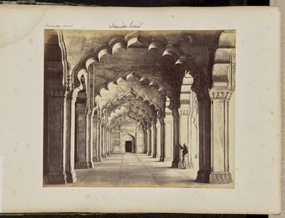 Agra; interno del Motee Musjid, con la navata centrale da Samuel Bourne