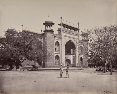 Agra. Il portale dei giardini che circondano il Taj Mahal da Samuel Bourne