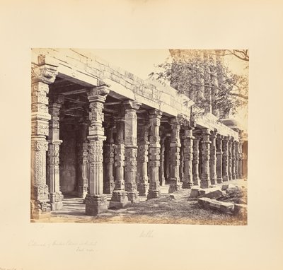 Delhi; colonnato di pilastri indù presso il Kutub Minar, lato est da Samuel Bourne