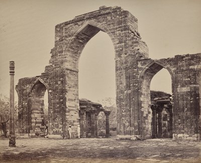 Delhi. Grande arco e pilastro di ferro presso il Qutub Minar, rovine della vecchia Delhi da Samuel Bourne