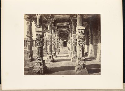 Delhi; Il Kutub Minar, vista interna del colonnato orientale da Samuel Bourne