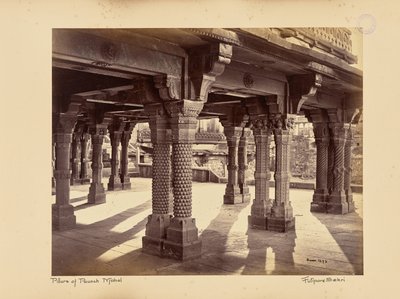 Fatehpur Sikri; pilastri scolpiti nel Panch Mahal da Samuel Bourne
