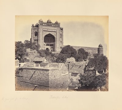 Fatehpur Sikri; la grande porta, dal villaggio da Samuel Bourne