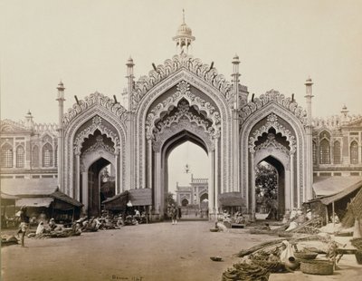 Porta del bazar di Hoospinbad da Samuel Bourne