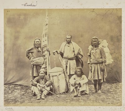 [Lavoratori di montagna a Shimla con Khiltas e Dandy]. da Samuel Bourne