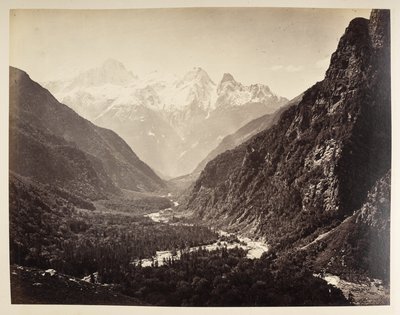 Vista sulla gola del fiume e un arco naturale di roccia, incorniciato da alberi, sul Gange a Bhaironghati da Samuel Bourne