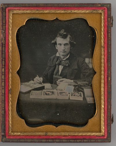 Ritratto Senza Titolo di Uomo Seduto che Tiene un Dagherrotipo e un Pennello, 1865 da Samuel J. Miller