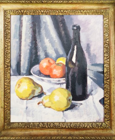 Mele, pere e una bottiglia nera su un tavolo drappeggiato da Samuel John Peploe