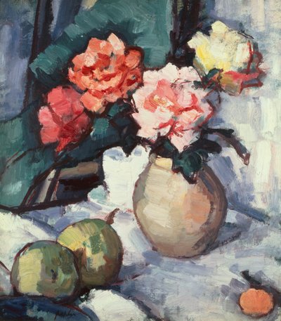 Rose miste in un vaso marrone con una tazza, piattino e mele da Samuel John Peploe