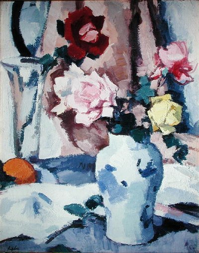 Rose in un vaso blu e bianco da Samuel John Peploe