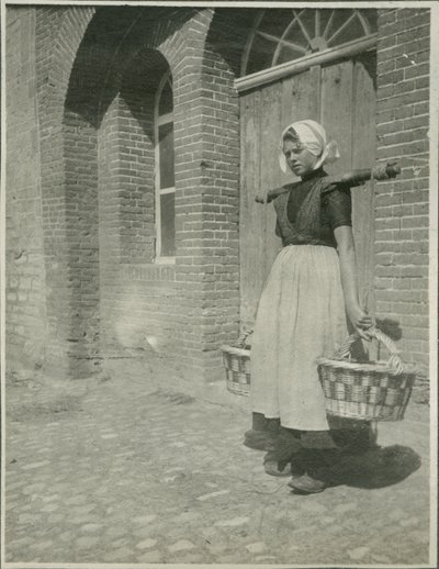 Donna con due cesti, Fotografia da Viaggi in Europa e Nord Africa da Sarah Van Doren Shaw