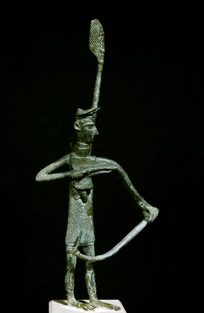 Cultura nuragica (nuraghi) sarda: statuetta di arciere in bronzo. VIII-VII secolo a.C. Cagliari, Museo Nazionale Archeologico, Sardegna, Italia da Sardinia Nuragic Civilization