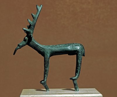 Cultura nuragica (nuraghi) sarda: statuetta in bronzo del cervo di Iglesias. VIII-VII secolo a.C. Cagliari, Museo Nazionale Archeologico, Sardegna, Italia da Sardinia Nuragic Civilization