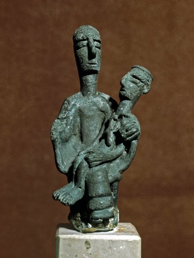 Cultura nuragica (nuraghi) sarda: statuetta in bronzo della dea madre che sostiene un guerriero morto. Da Urzulei vicino a Nuoro. VIII-VII secolo a.C. Cagliari, Museo Archeologico Nazionale, Sardegna, Italia da Sardinia Nuragic Civilization