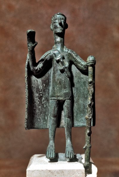 Cultura nuragica (nuraghi) sarda: statuetta in bronzo di viaggiatore con bastone e mantello. VIII-VII secolo a.C. Cagliari, Museo Archeologico Nazionale, Sardegna, Italia da Sardinia Nuragic Civilization