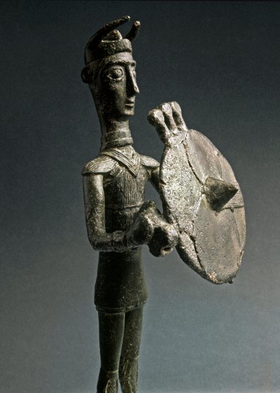 Cultura nuragica (nuraghi) sarda: statuetta in bronzo di guerriero con scudo. VIII-VII secolo a.C. Museo Nazionale Preistorico Etnografico 