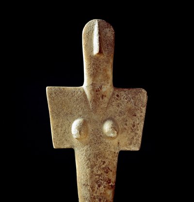 Cultura nuragica (nuraghi) sarda: statuetta in calcare della dea madre, idolo di tipo cicladico, da Senorbi (Regione di Trexenta) risalente al periodo prenuragico (XX secolo a.C.). Eneolitico. Cagliari, Museo Archeologico Nazionale, Sardegna, Italia da Sardinia Nuragic Civilization