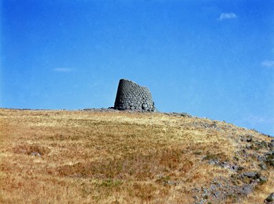 Cultura nuragica (nuraghi) sarda: rovine della città nuragica sul sito megalitico di Macomer: una delle torri nuragiche. Macomer, Sardegna, Italia da Sardinia Nuragic Civilization