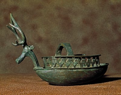 Cultura nuragica sarda: scultura a forma di barca con figure di testa di cervo in bronzo. VIII-VII secolo a.C. Cagliari, Museo Archeologico Nazionale, Sardegna, Italia da Sardinia Nuragic Civilization