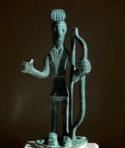 Cultura nuragica sarda: statuetta di un guerriero che tende un arco (manca la lancia) in bronzo. VIII-VII secolo a.C. Cagliari, Museo Archeologico Nazionale, Sardegna, Italia da Sardinia Nuragic Civilization
