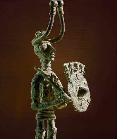 Cultura nuragica (nuraghi) sarda: statuetta di un guerriero con scudo e spada in bronzo. VIII-VII secolo a.C. Cagliari, Museo Archeologico Nazionale, Sardegna, Italia da Sardinia Nuragic Civilization