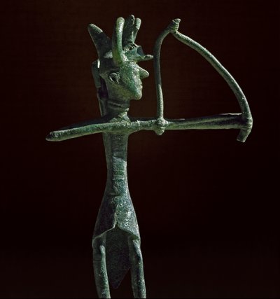 Cultura nuragica (nuraghi) sarda: statuetta di guerriero che tira con l