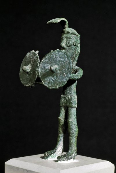 Cultura nuragica (nuraghi) sarda: statuetta rappresentante una creatura demoniaca armata di doppio scudo in bronzo. VIII-VII secolo a.C. Cagliari, Museo Nazionale Archeologico, Sardegna, Italia da Sardinia Nuragic Civilization