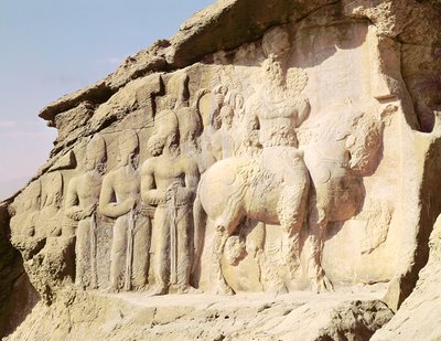 Rilievo rupestre raffigurante Shapur I (241-272 d.C.) e la sua famiglia con emblemi araldici sui cappelli da Sasanian