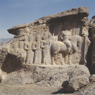 Rilievo rupestre raffigurante Shapur I (AD 241-72) e la sua famiglia con emblemi araldici sui cappelli, con iscrizione trilingue sul cavallo in greco, partico e medio persiano da Sasanian